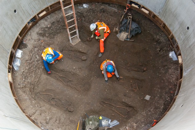 Archaeologists excavating plague victims close to the Charterhouse (image source: Crossrail)