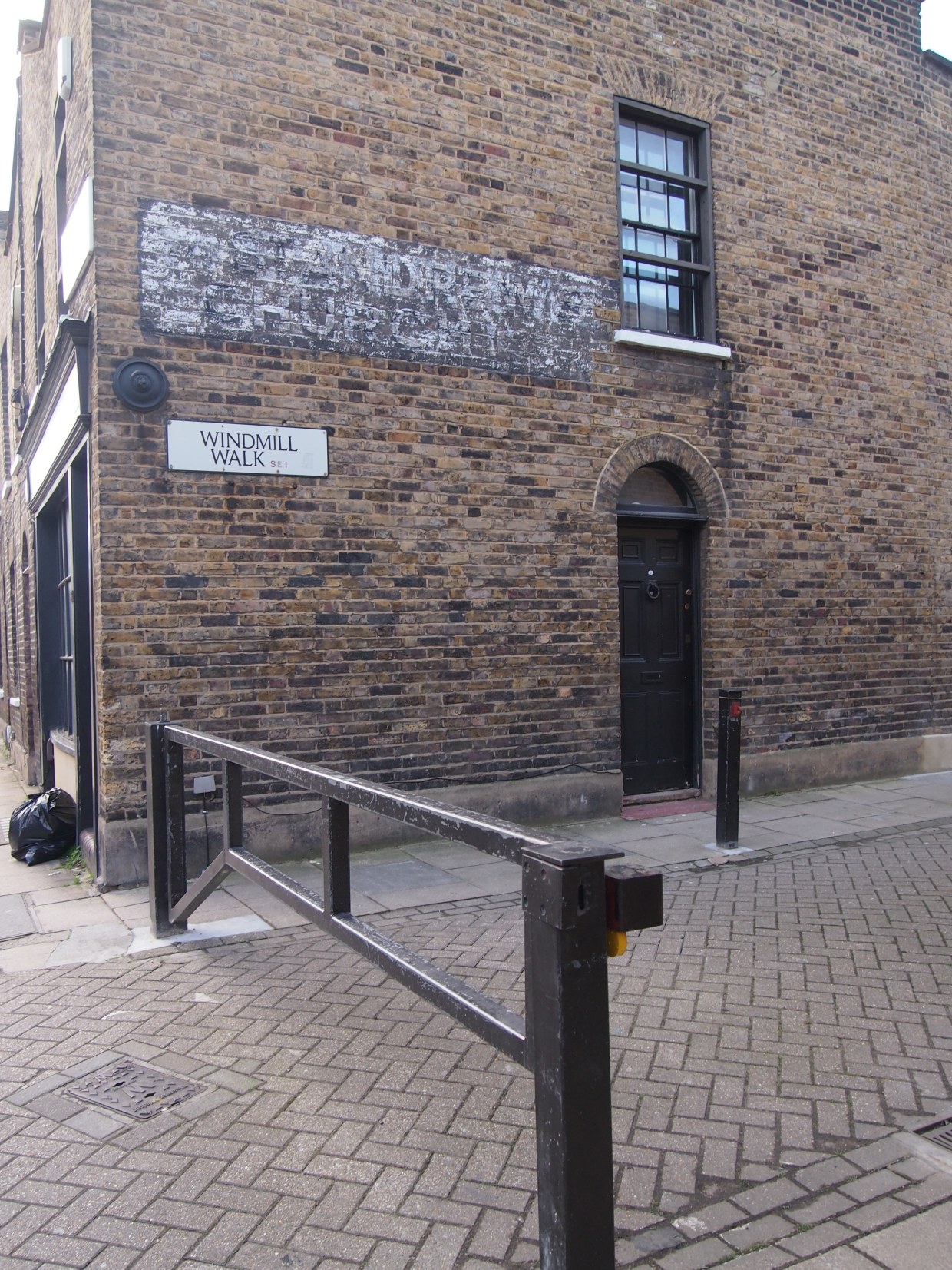 Discovering the “impossibly handsome” Roupell Street – Flickering Lamps