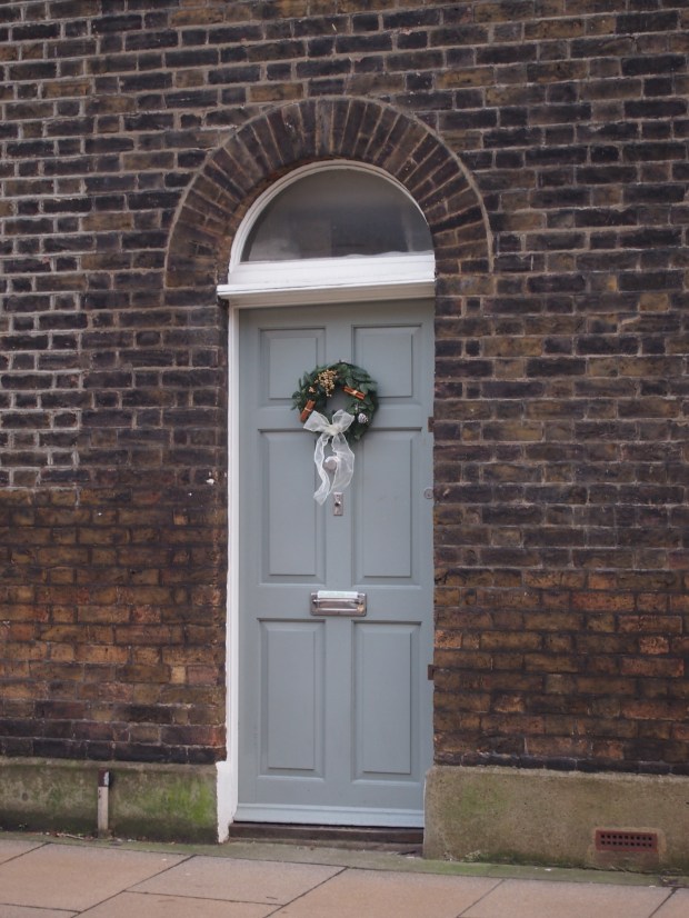 Discovering the “impossibly handsome” Roupell Street – Flickering Lamps