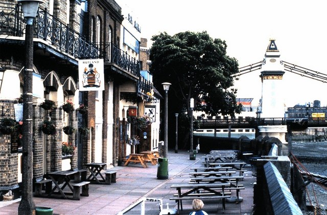 This photograph from 1986 shows the old colour scheme of Hammersmith Bridge (image from Wikimedia Commons)