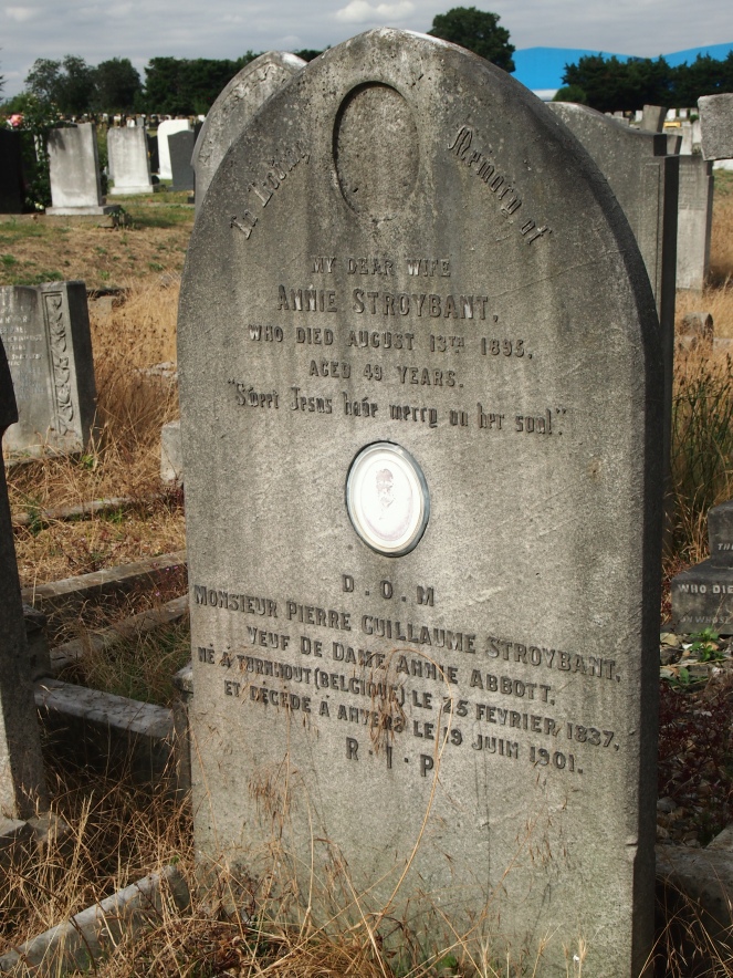 The grave of a French husband and English wife has inscriptions in both languages