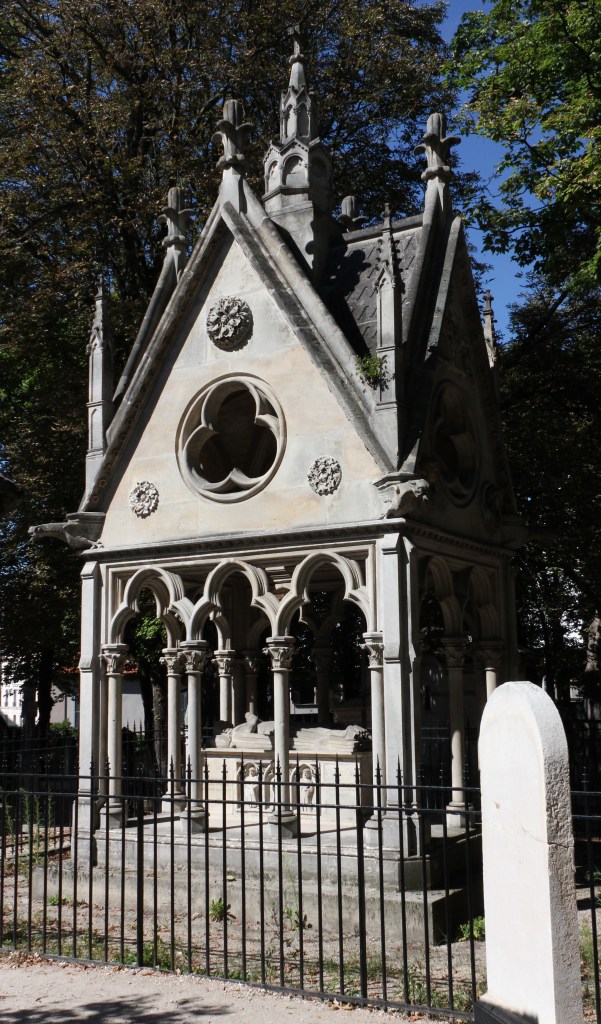 The monument to A and H (image via Wikimedia Commons)